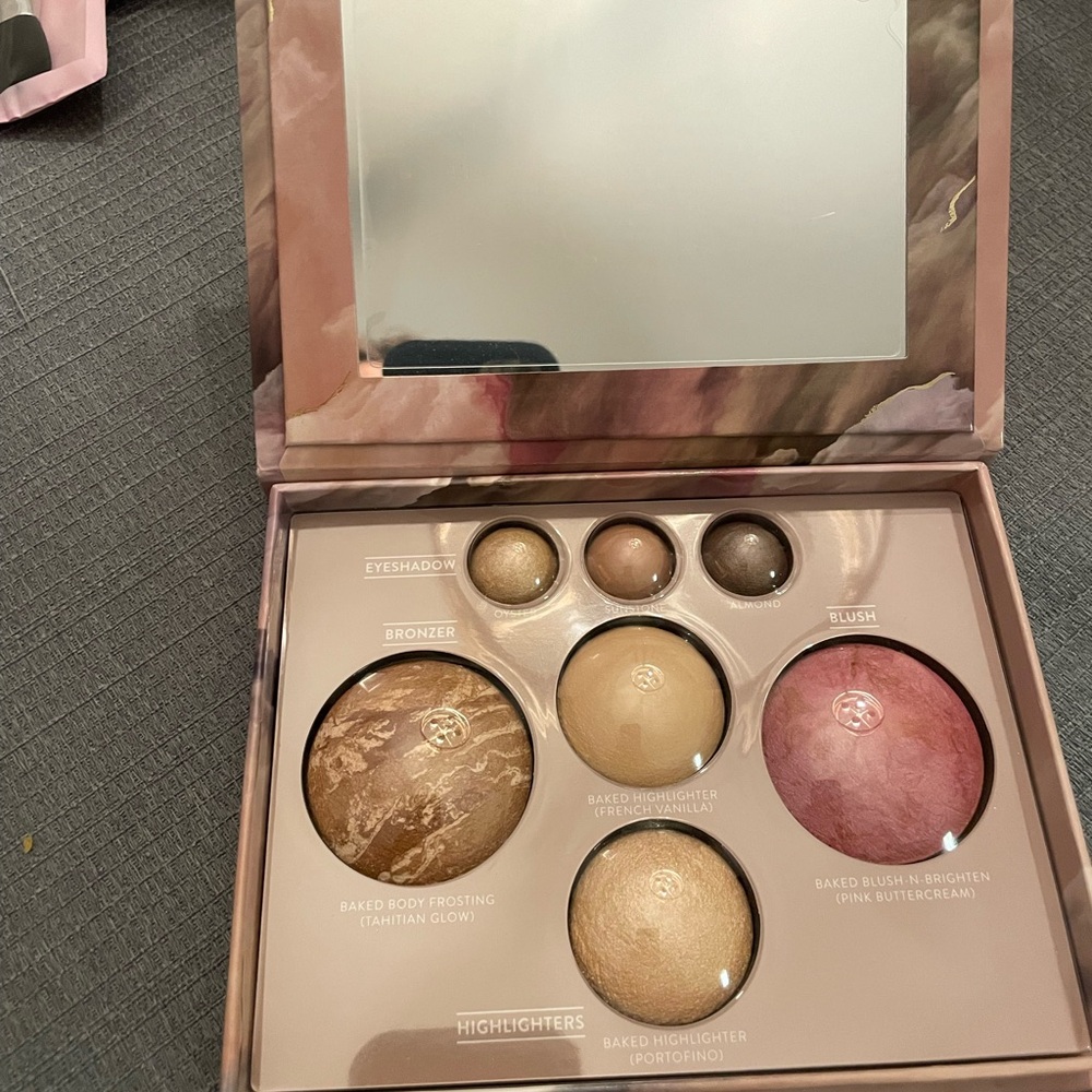 Laura Geller. Brand new in box it and brushes